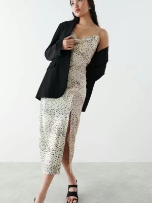 Klänning från Gina tricot  - Jättefin midi klänning från Gina Tricot med slits. Använd endast ett fåtal gånger!