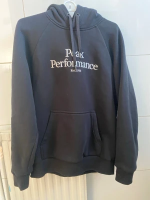 Peak Performance hoodie - Svart, Storlek M, aldrig använd. 