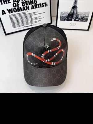 G U C C I keps/cap - Helt ny med dustbag för fler bilder kom pv. Kommer inte ta emot byte men kanske i allvarliga fall.