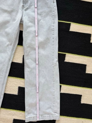 Malina Ljusblå  jeans, str 26 - Ljusblå jeans i modellen Matilda slouchy mid-rise wide, stl 26. Använda endast ett fåtal gånger och i mycket fint skick. Köptes för 1999kr.