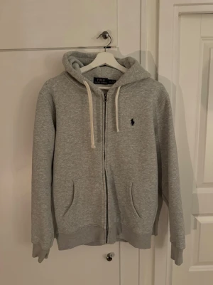Grå zip hoodie från Polo Ralph Lauren - Polo Ralph Lauren kofta storlek M, jag är 185 o väger 77kg