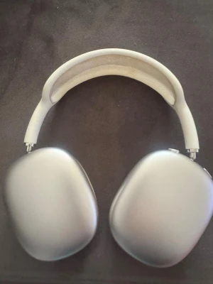 Airpods max - airpods max, har tyvärr inget kvitto men box medkommer, fungerar som dom ska, kan mötas upp i stockholm eller frakta