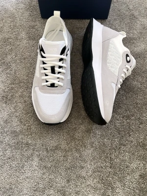 B25 - Storlek 40, säljer billigt pga missfärgning 