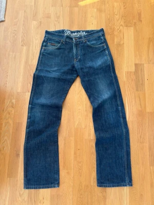 Vintage Wrangler Jeans - Vintage straight leg jeans.  Brand: Wrangler Tagged size: 32/34  Waist (flat): 41,5cm Length: 107cm Leg opening: 21cm  Follow my profile for 10% off your purchase!  More jeans available on my profile.  Nr: 41 