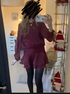 Vinröd blus från Gina Tricot - Säljer en vinröd klänning från Gina Tricot. Super fint skick. Endast använd några timmar under julafton! 