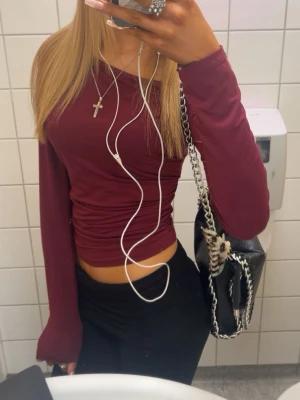 Vinröd jättesöt långärmad - vinröd tröja, storlek xxs/xs🩷🩷 