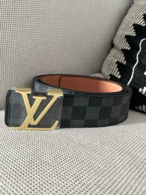 L V BÄLTE - Snyggt bälte. Storlek 110cm. Kontakta mig för intresse.
