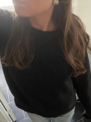 Svart stickad tröja  - Svart stickad tröja från Nelly. Använd ett fåtal gånger. 