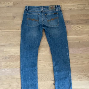 Blåa nudie jeans  - Säljer ett par riktigt schysta nudie jeans i strlk 30/34. Dem har en klassisk slik fit passoform och är i riktigt bra skick. Inga defekter som hål eller liknande finns! 