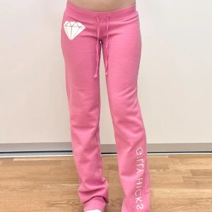 2000s hollister gilly hicks lågmidjade byxor   - lågmidjade mjukis i storlek s väldigt mjuka och fina i bra skick inga skador bara en liten fläck på sista bilden 💕midja ~ 35, innerben 78, ytterben 96 cm 