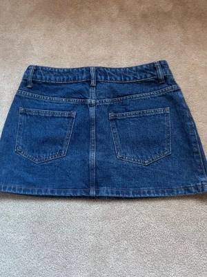 Jeanskjol edikted  - Endast använd en gång, storlek xs, priset går att diskuteras❤️