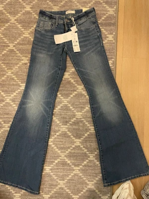 Ultra low flare jeans från ginatricot  - Snygga ultra low flare jeans från ginatricot i helt nytt skick aldrig använda, de beror på att de var för små. Pris lapp och allt finns fortfarande på. 