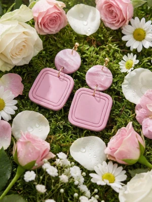 Örhängen i Polymerclay "Rosa fyrkanter" - "Rosa fyrkanter" Ca 4,5 x 2,5 cm Handgjorda örhängen i Polymerclay. Härdade i ugn. Alla smyckesdelar är i äkta silver,  guldpläterat eller rostfritt stål. Ett lätt material som inte tynger ner öronen. Allergivänligt❤️