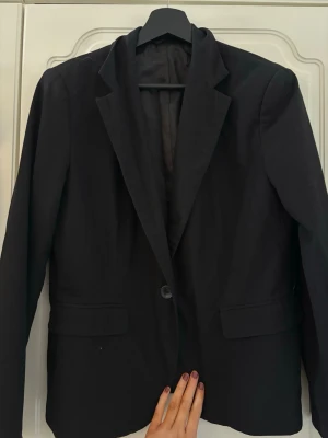 Svart kavaj - Jättesnygg svart kavaj🎀 säljer då jag har massa kavajer