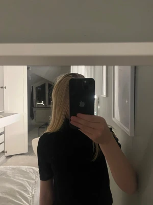 Polo tröja  - Svart polo tröja från mango, vet ej storlek och står inte på lappen men skulle säga xs/s! 