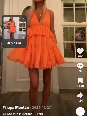 Orange volangklänning asos - Superfin orange kortklänning med volanger och djup v-ringning. Bilder från Fillipa Montans TikTok. Den är mer korall/ljus orange i verkligheten. 