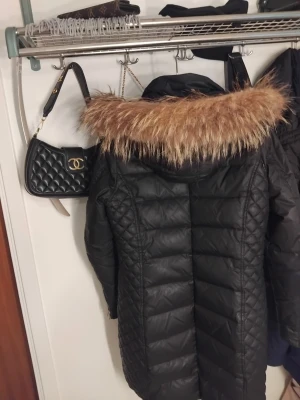 Rock and blue jacka  - Snygg figursydd jacka. Dragkedjan kan strula lite men funkar. Avtagbar päls. Mellan långa modellen.