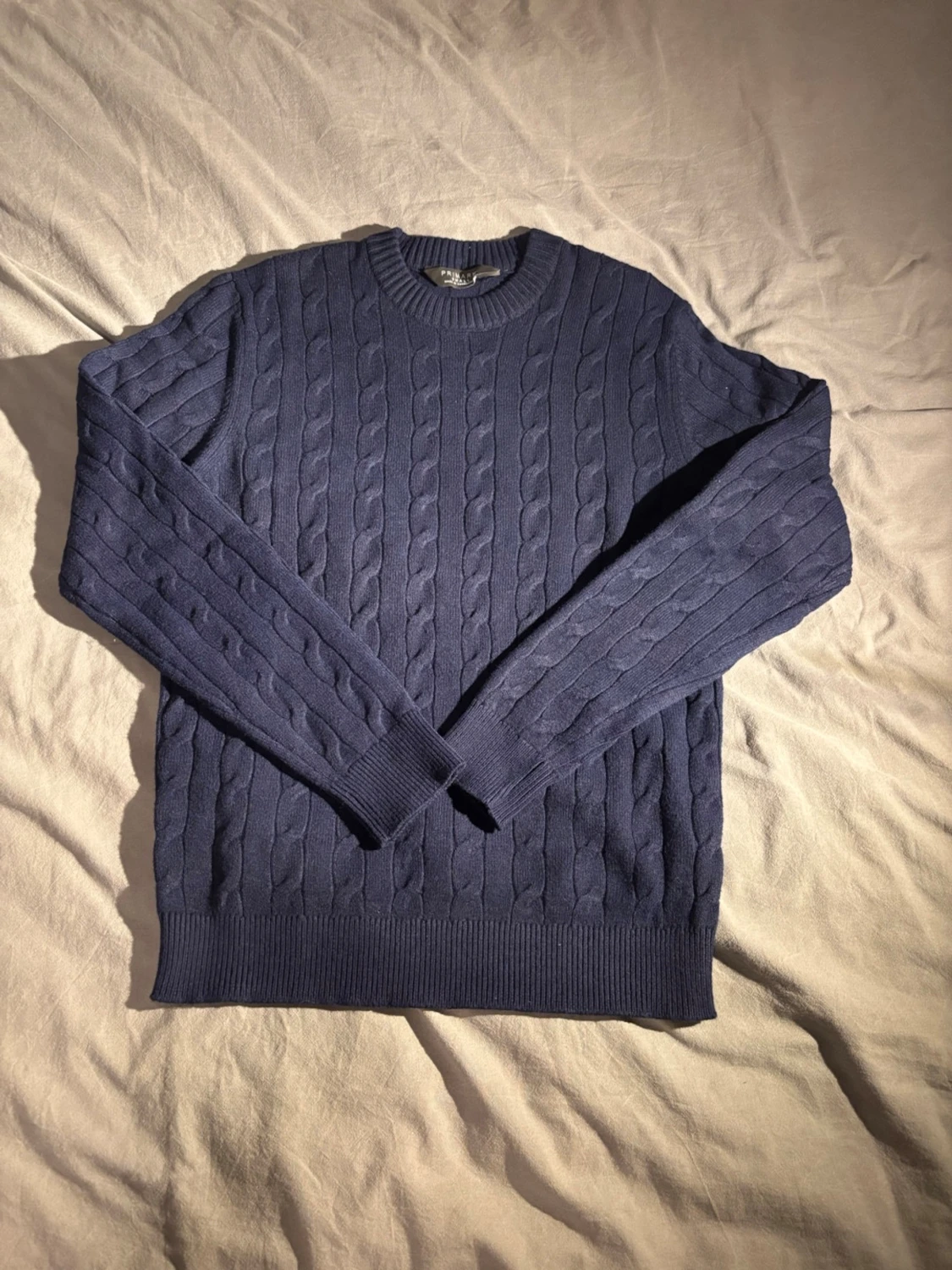 Mörkblå kabelstickad tröja