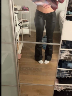 Skinnbyxor - Säljer dessa skinnbyxor,köptes här på plock och vart då omsydda till lowwaist och har därför spruckit vid skrevet men tänker att det kanske finns nån duktig syerska som vill sy om dom så säljer därför vidare!! 