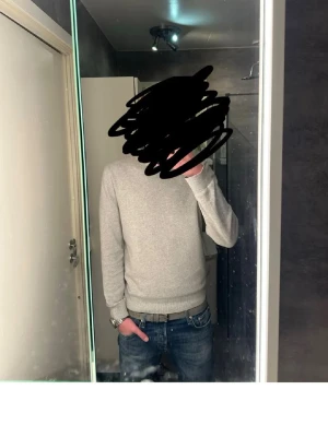 Mocka bälte grått  - En riktigt snyggt mocka bälte. Den är i väldigt bra skick och passar till det mesta. Skriv vid frågor och kolla gärna in min profil för fler feta bälten och kläder!