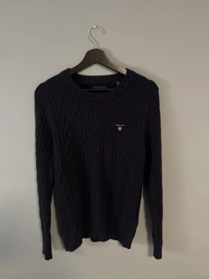Mörkblå kabelstickad tröja Gant - Tjena säljer en sjuk snygg kabelstickad tröja från gant i Storlek S-M, skick 8/10. Hör gärna av er vid fler frågor eller funderingar, mvh