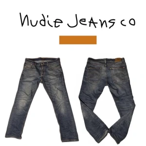 Nudie Grim Tim  - Snygga Nudie jeans i ljusblått! Lite slitningar här och där och ett lite större på högra knä.                                                                Waist: 84 cm runt hela 42 platt.                                                   Innerbenslängd:  72cm                                                                        (På etiketten står det att dom är längd 32 fast dom är uppsydda).  Vid minsta fråga eller fundering är det bara att höra av sig!