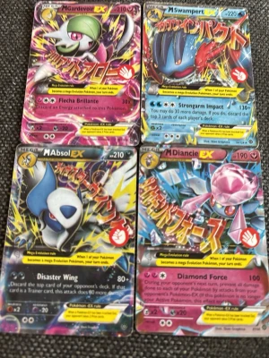Pokémonkort Mega EX samling - Fyra Pokémonkort: M Gardevoir EX, M Swampert EX, M Absol EX och M Diancie EX. Korten har färgstarka illustrationer med holografisk effekt och text på olika språk. Perfekt för samlare eller Pokémonfans som vill utöka sin kortlek.