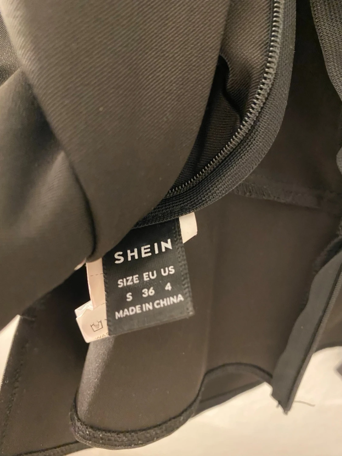 Svart asymmetrisk blus med v-ringning - 2