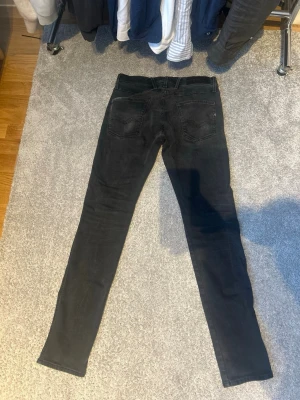 Replay anbass svarta - Säljer ett par svarta slim fit jeans av replay modell anbass. Storleken är 30 32 säljer pga blivit för små