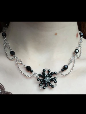 Handgjort halsband  - Handgjort halsband med svarta och genomskinliga pärlor. Gjort med rostfritt stål (304)💕