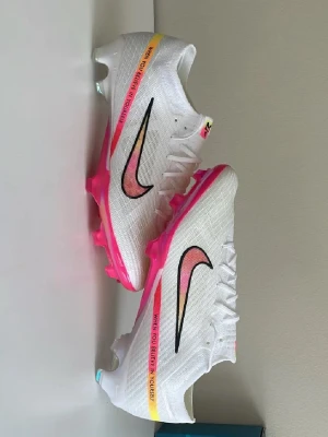 Nike Mercurial elite fotbollsskor  - Säljer ett par Nike Mercurial elite fotbollsskor i storlek 42-43 som aldrig är använda. Priset är it fast så skicka prisförslag 
