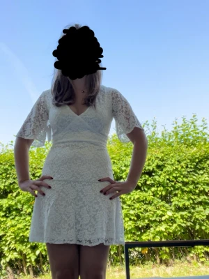 Oanvänd studentklänning i spets - Med lappen kvar. Studentklänning från bubbleroom i storlek 38. 