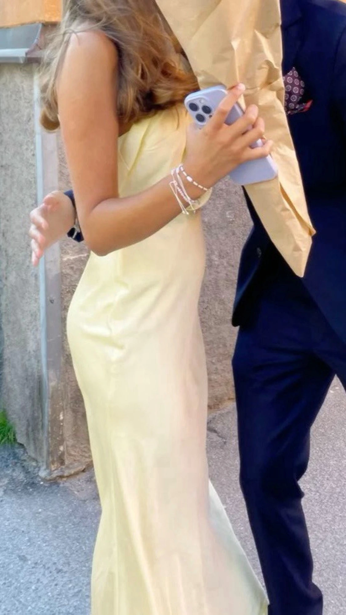 Ljusgul lång klänning med halterneck - 2