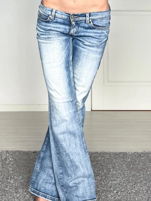 Jeans - Midjemått: 37cm rakt över, innerbenslängd: 77cm 💗