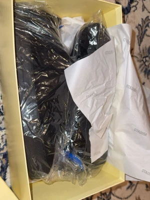 Axel Arigato skor - Omhändertagna Axel arigatos is storlek 42 box o dust bag hänger med i paketet! Kan skicka samma dag 