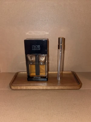 10ml Dior Homme Intense sample - 10ml sample av Dior Homme Intense EdP, 10% rabatt på bundles, vid köp över 99kr ingår en gratis 2ml sample 