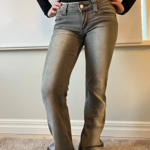 Grå bootcut jeans med låg midja - Snygga grå bootcut jeans med låg midja  från weekday, dem saknat dock en "weekday-lapp" på ena sidan då jag råkat klippa bort den!