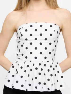 Prickig topp - Super söt topp perfekt till sommaren💝 storlek S men sitter som xs💘 