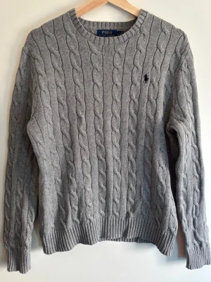 Grå kabelstickad tröja Polo Ralph Lauren - Skön grå Kabelstickad tröja från Ralph lauren Skick 9/10 Storlek M men sitter mer som S Skriv vid Funderingar! Pris kan diskuteras