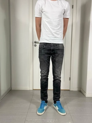 Replay Anbass Jeans  - Säljer nu dessa Replay Anbass jeans i grå/svart färg, W32 o L32, skriv för fler bilder/frågor🙌🏼