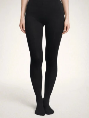 Svarta täckande strumpbyxor - Säljer ett par klassiska svarta strumpbyxor med hög midja och täckande material. Perfekta till kjol eller klänning och sitter skönt mot huden. Materialet är stretchigt och följsamt för bästa passform.