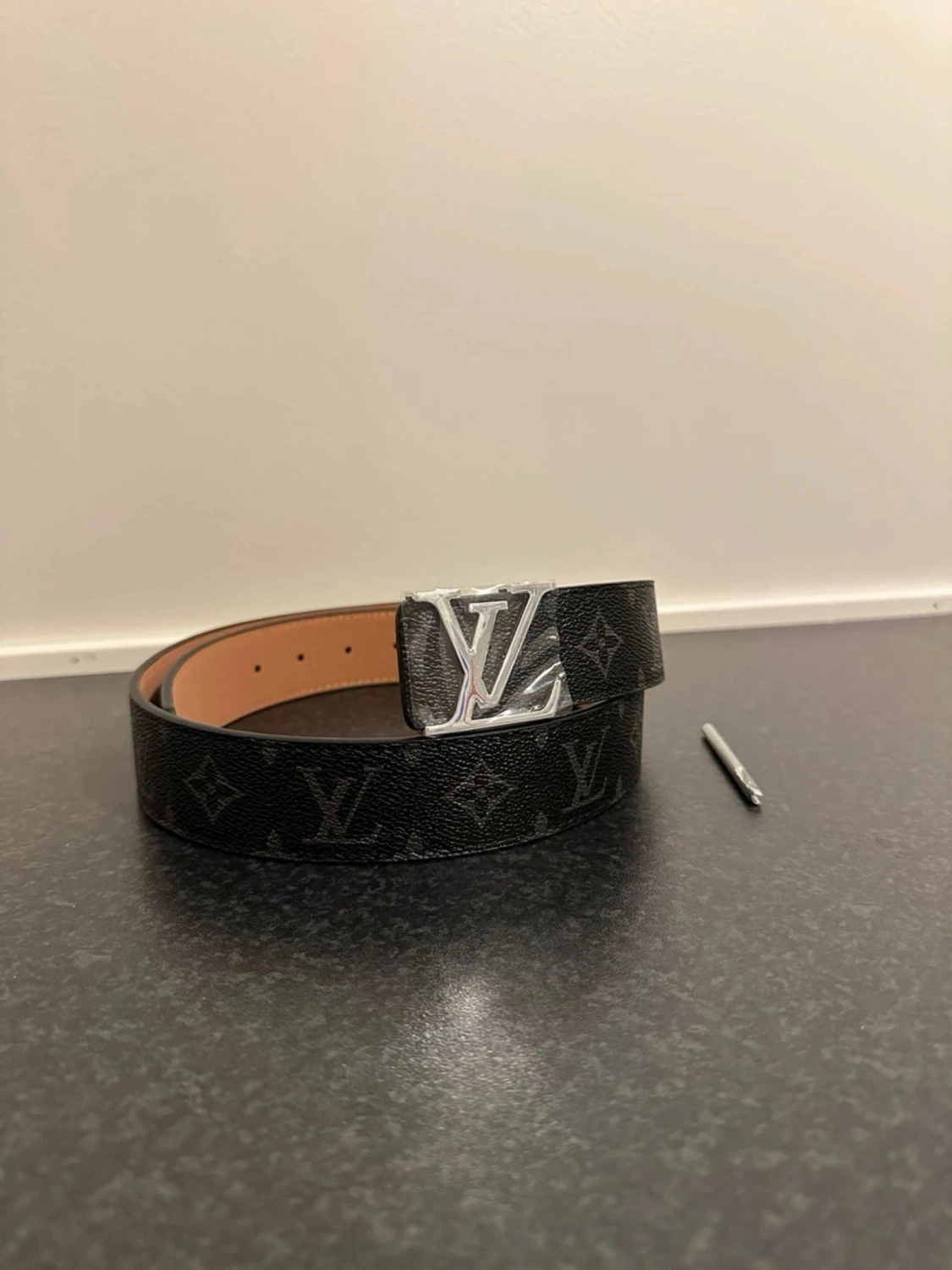 L.V svart bälte med L.V-spänne - 3