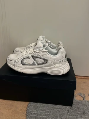 Dior b30 - vita dior b30. perfekta sommar skon!! Hör gärna av er om ni är intresserade. Kan gå ner i pris vid snabb affär!!
