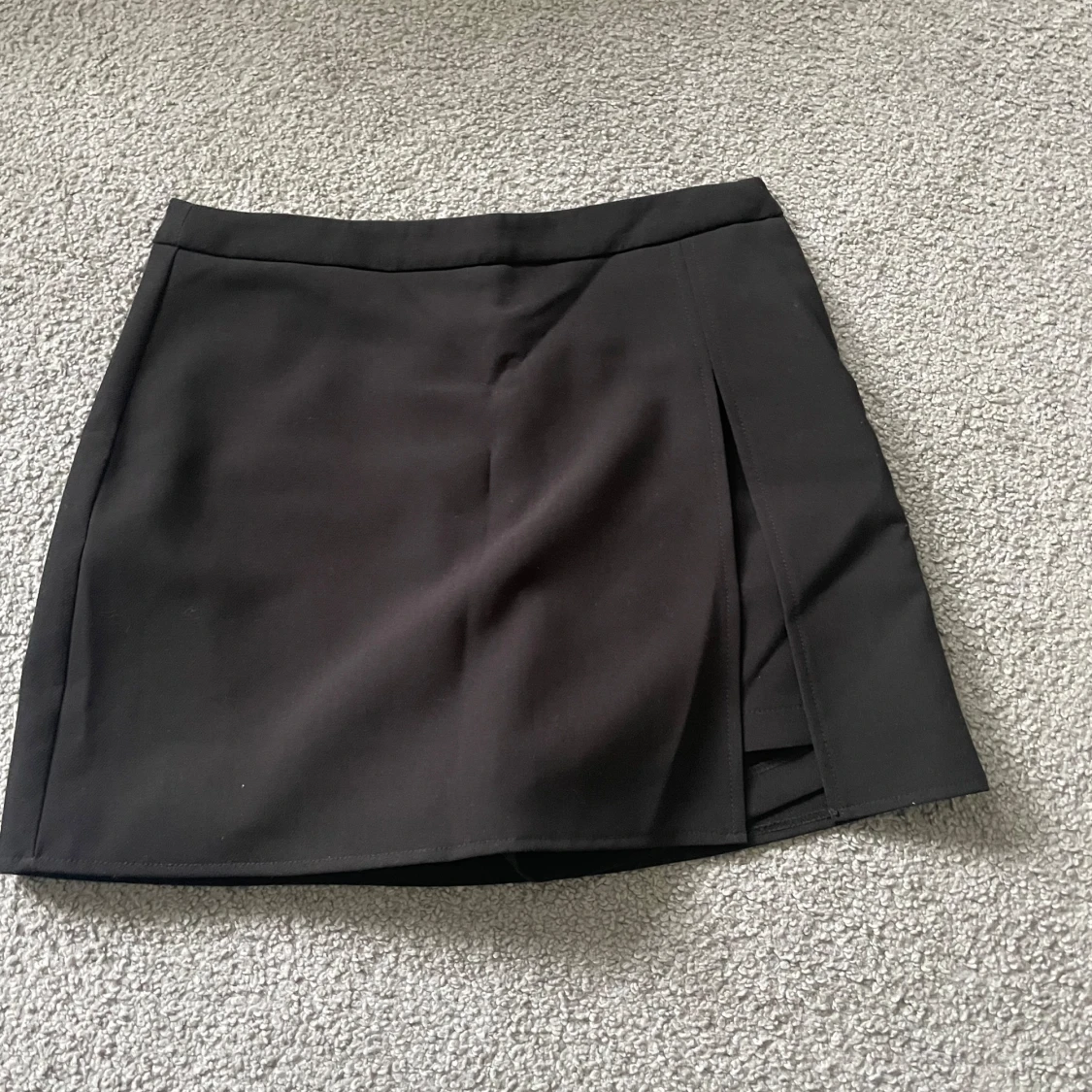 Svart minikjol med inbyggda shorts