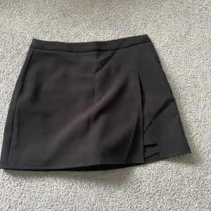 Svart minikjol med inbyggda shorts - En jättefin svart minikjol med inbyggda shorts! 