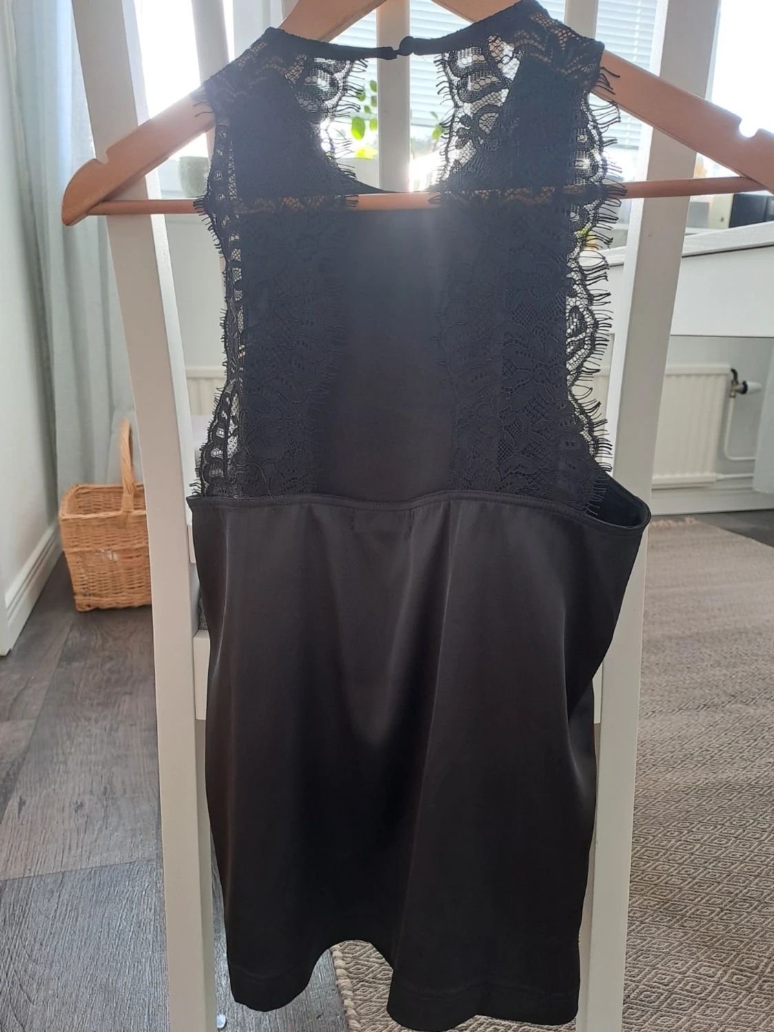 Svart ärmlös topp med spetsdetaljer - 2