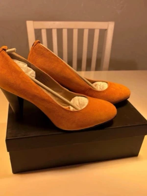 Nya - Tiger Of Sweden - Pumps Bonnie 17 - Storlek39 - Nya Tiger Of Sweden Pumps Bonnie 17 Skorna kommer i originalkartong. Säljer dà de blev för stora på mig som normalt har 38.5. Skulle säga att de är true to size. Storlek 39 Färgen är ljus/röd-brun, ändrar lite färg beroende på vilket håll man "stryker/drar" mockan. I vissa ljus blir de mer fox-färgade. Klackhojd 8 cm. Klassisk modell med bekvam klackhöjd. Perfekt för både vardag och fest. Ordinarie pris runt: 2500:- Kom med prisförslag. Jag ar inte omöjlig inom rimliga gränser.