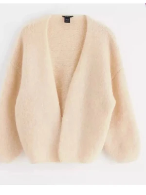 Beige fluffig kofta från H&M - Mysig beige stickad kofta från H&M med fluffig textur och djup V-ringning. Koftan är lite bopprigare på andra ön på första men fortfarande super fin och bra skick💕