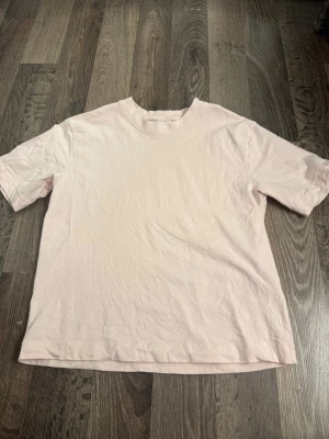 Ljusrosa basic t-shirt i bomull - En enkel och stilren ljusrosa t-shirt med rund hals och korta ärmar. 