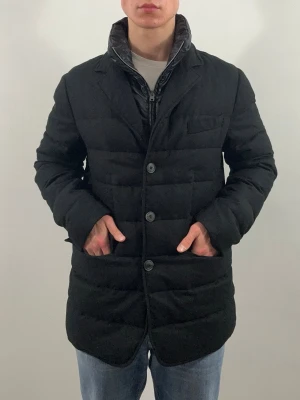 Herno Kashmirjacka Svart  - Elegant kashmirjacka från Herno i svart färg med innerjacka. Perfekt för kyligare dagar. Nypris ca 15 000 kr. Modellen är 175 cm och väger 70 kg. Jackan är i storlek 50, men sitter som en vanlig M/48. Material: Vaddering i 95% dun, 5% fjädrar. Yttermaterial i 100% kashmir. Innerdel i 100% polyamid. 